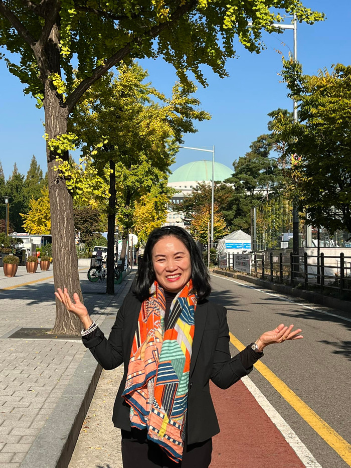 Nhà báo Tạ Bích Loan còn là người dìu dắt nhiều MC nổi tiếng như Diệp Chi, Khắc Cường, Khánh Vy... (Ảnh FBNV)