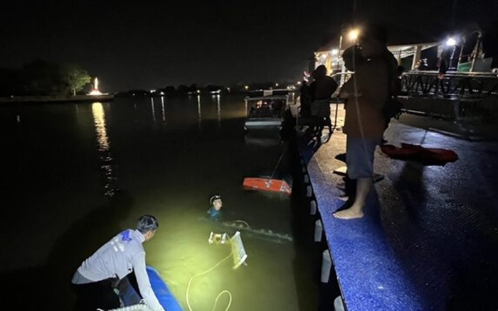 Phà chở 11 người lật úp trên sông vào nửa đêm Ảnh 2