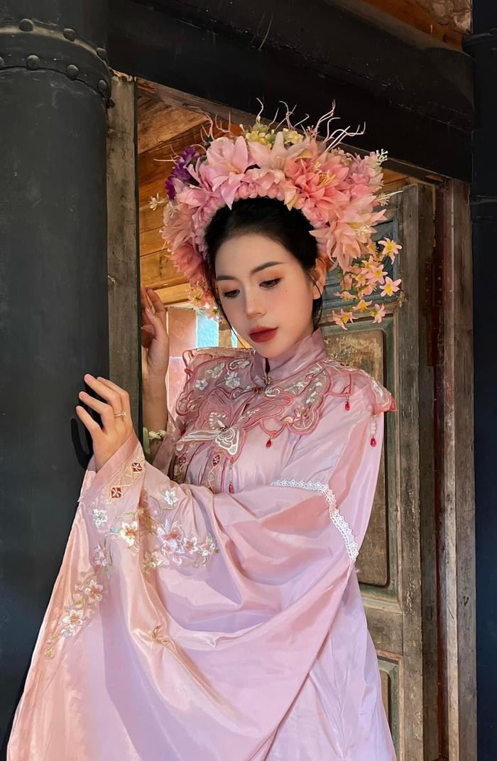 Hằng Du Mục đã trở về Việt Nam và sinh sống cùng 4 người con