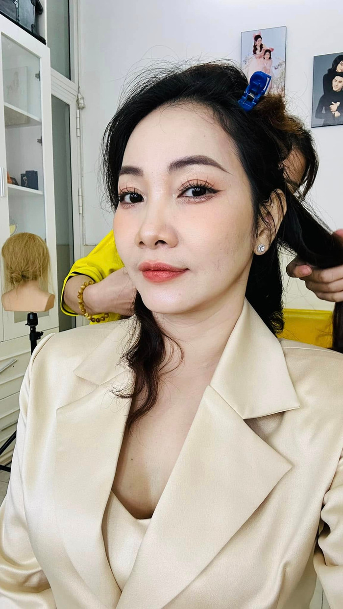 Vợ Cao Minh Đạt khoe nhan sắc ấn tượng trong hậu trường buổi chụp ảnh.