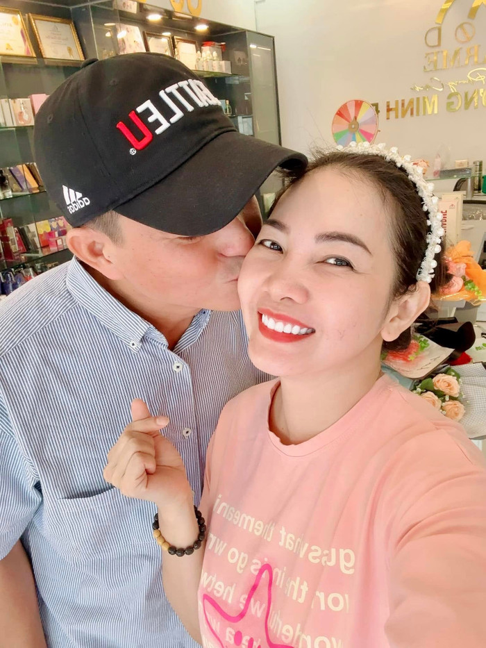Khoảnh khắc 'tình bể bình' của vợ chồng Cao Minh Đạt.