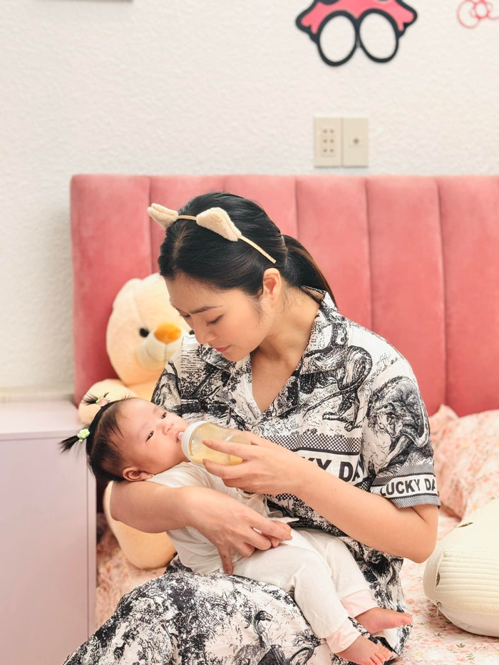 Hiện tại, Thanh Trúc tạm gác công việc diễn xuất, dành thời gian để chăm sóc con gái đầu lòng. (Ảnh:FBNV)