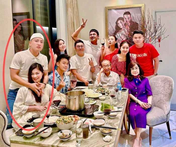 Cặp đôi từng có cử chỉ thân mật khi tụ họp cùng hội bạn thân. (Ảnh: FBNV).