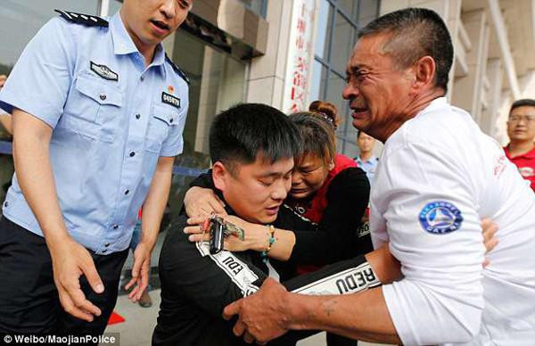 Vợ chồng ông Li đã gặp lại con trai sau 22 năm.