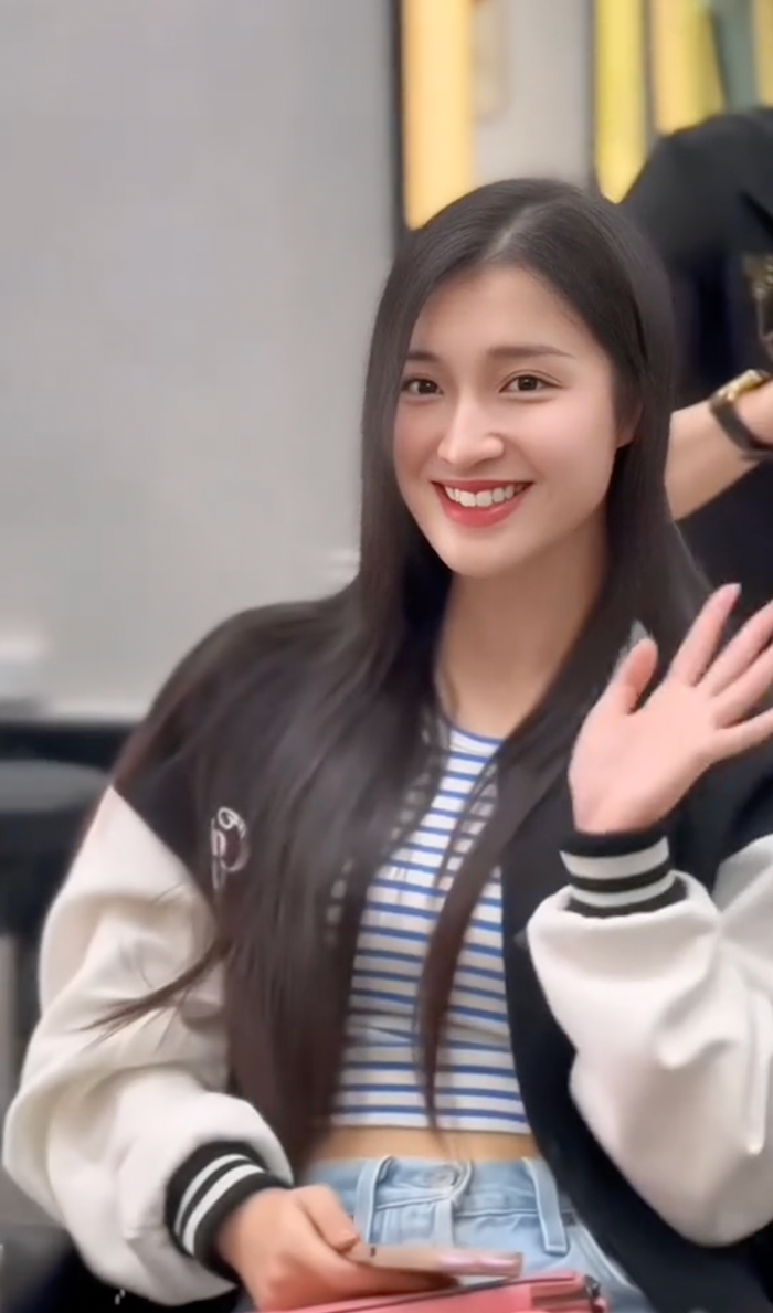 Nhiều người tỏ ra bất ngờ khi nhìn thấy hình ảnh bình dị của Á hậu Phương Nhi giữa tin đồn người đẹp đang yêu thiếu gia. Chân dài sinh năm 2002 vẫn giữ vững được phong độ nhan sắc sau hơn một năm ở ẩn. 