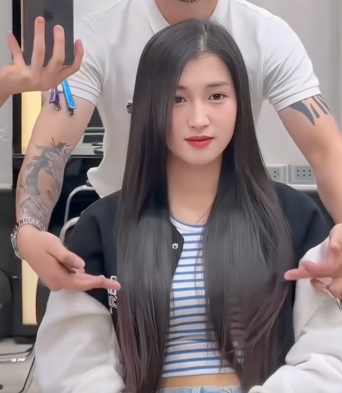 Á hậu Phương Nhi ăn mặc giản dị, không trang điểm cầu kỳ để đi làm tóc.