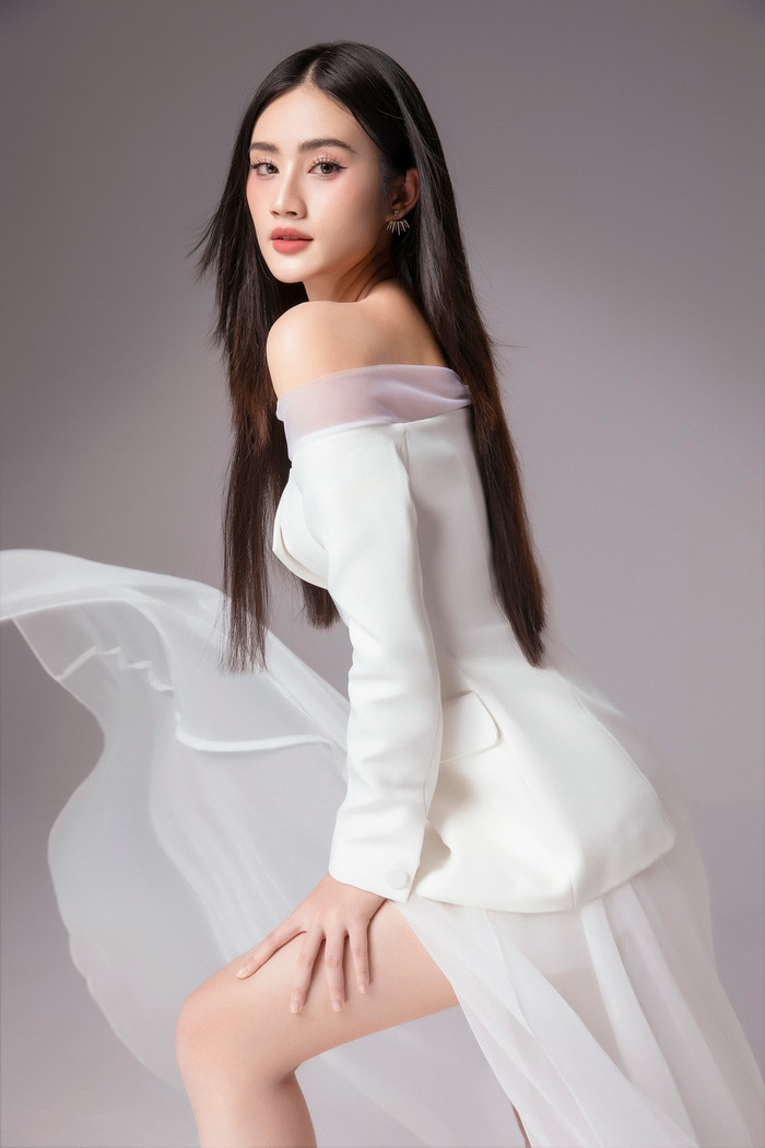 Trong đoạn clip đăng tải tại hiện trường,  Hoa hậu Ý Nhi cho biết không chỉ trải qua các ca phẫu thuật ngũ quan mà còn tiến hành đại phẫu nâng cấp vòng 1. Lý giải cho quyết định can thiệp thẩm mỹ, cô cho biết bản thân muốn trở thành phiên bản hoàn thiện nhất để có đủ tự tin thi đấu mùa giải Miss World 2025.