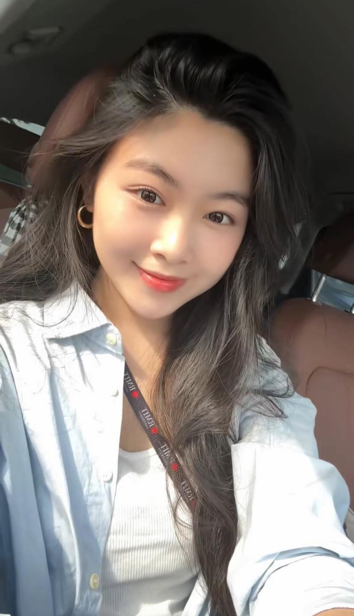 Showbiz 24h: Con gái Quyền Linh từng gây xôn xao cõi mạng khi lái xe ô tô của mẹ đi học. Ảnh: Sưu tầm