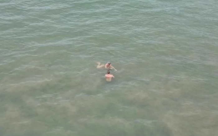 Đi tắm biển cùng gia đình, người phụ nữ bị con 'thủy quái' bí ẩn tấn công Ảnh 2