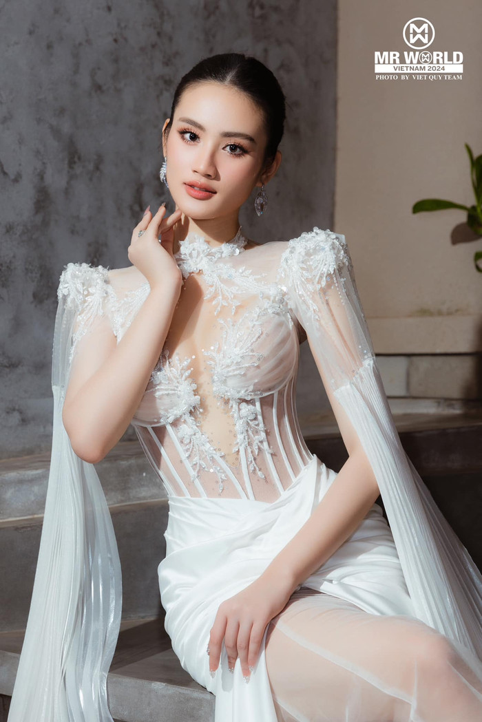 Không chỉ dừng lại ở bộ ảnh này, Hoa hậu Ý Nhi gần đây thường xuyên lựa chọn những thiết kế cut-out tinh tế, khoe trọn vẻ quyến rũ mà vẫn giữ được sự thanh lịch, không gây phản cảm. Đặc biệt những bộ trang này sẽ ôm sát phần thân trên, giúp Ý Nhi khoe khéo vòng một đầy đặn và săn chắc. 