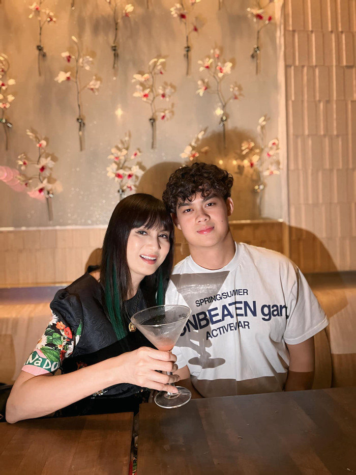 Hiền Mai muốn con hoàn thành bậc đại học và thạc sĩ để có nền tảng vững chắc. Sau đó, nếu con thích hoạt động nghệ thuật thì cô sẽ ủng hộ. (Ảnh FBNV)