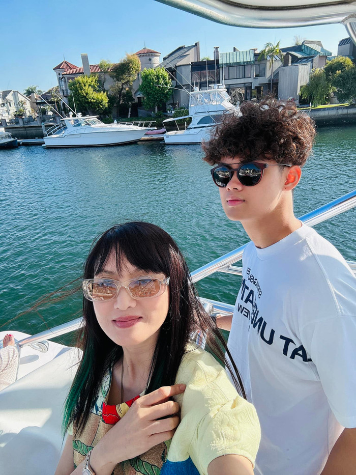 Con trai Hiền Mai đang là sinh viên năm 3 của trường đại học ở Mỹ. Mỗi năm, cô đóng học phí và sinh hoạt phí cho con khoảng 3,8 tỷ đồng. (Ảnh FBNV)