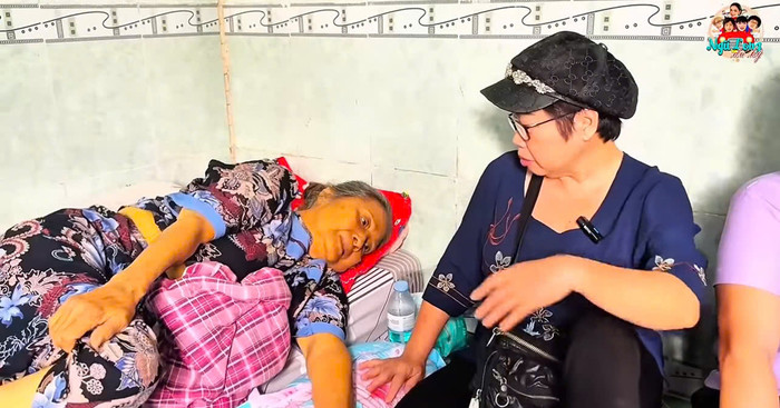Bà phải nằm một chỗ do ung thư di căn. Ảnh: Chụp màn hình.