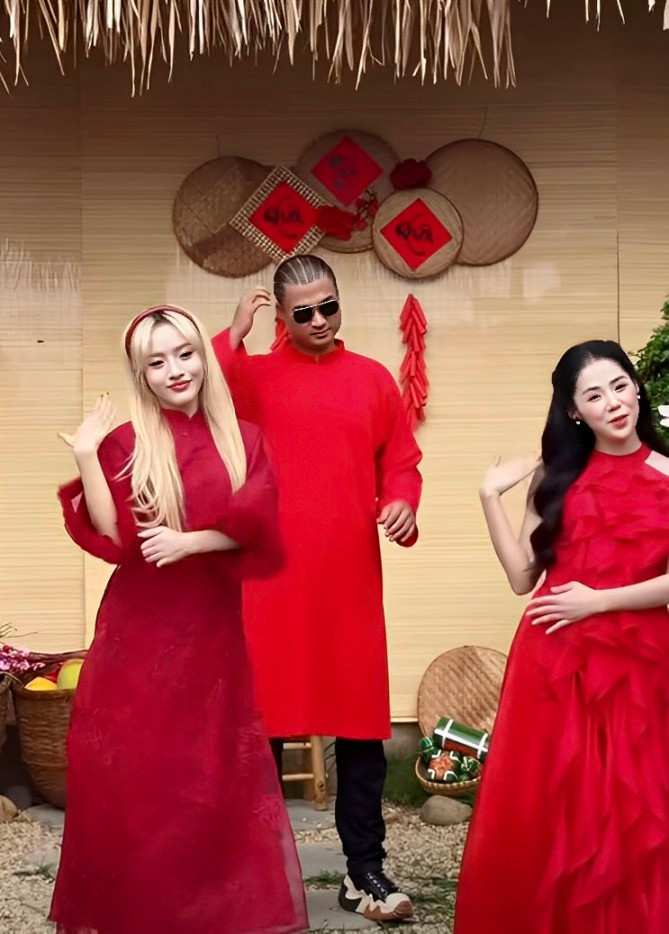 Duy Hưng gãi đầu liên tục vì không thuộc bài khi sánh đôi Hương Ly (ngoài cùng bên phải).