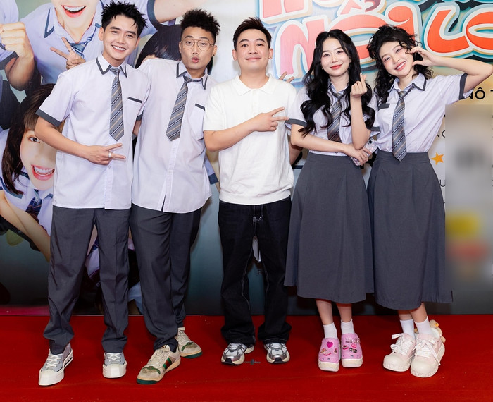 Phở Đặc Biệt xuất hiện bên cạnh vợ chồng Ginô Tống - Kim Chi, Lục Anh, Dư Khánh Vũ.