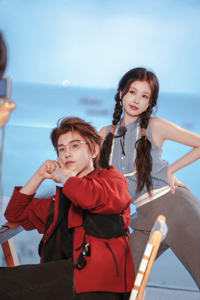 Nhiều người mong chờ phản ứng hóa học của Đinh Vũ Hề và Ngu Thư Hân trong chương trình Hằng Tinh Lấp Lánh.