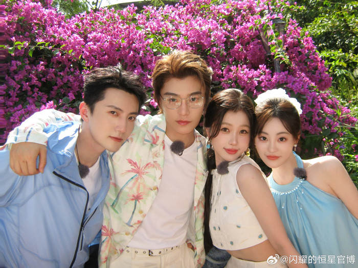 Show giải trí Hằng Tinh Lấp Lánh với sự xuất hiện của dàn cast chính 'Trúc Lâm Tứ Hiệp' bao hồm: Đinh Vũ Hề, Ngu Thư Hân, Chúc Tự Đan, Dương Sĩ Trạch.