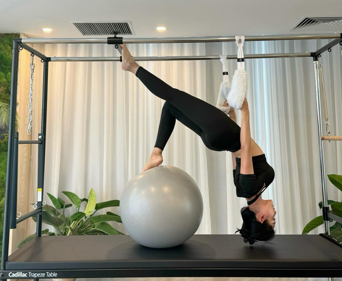 Á hậu Huyền My không ngần ngại thử sức với những tư thế khó khi tập bộ môn pilates. Ảnh: FBNV