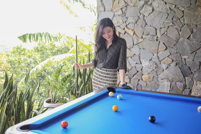 Á hậu Huyền My trổ tài chơi billoard. Ảnh: FBNV