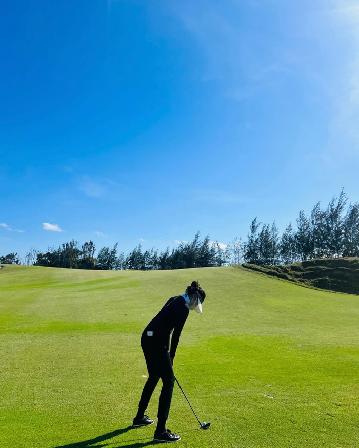Á hậu Huyền My yêu thích chơi golf đến mức chấp nhận mọi thời tiết để ra sân. Ảnh: FBNV