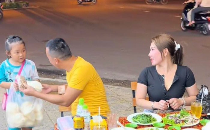 Được người lạ giúp đỡ khi đang bán hàng rong, bé gái có phản ứng bất ngờ Ảnh 2