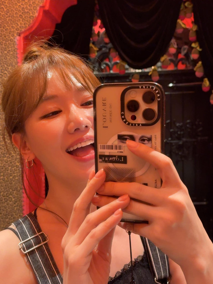 Hari Won lộ diện khoe visual rạng rỡ, tinh thần có phần vui vẻ hơn so với trước. (Ảnh: FBNV)