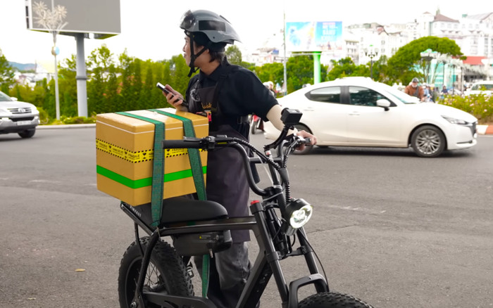 Nam diễn viên nổi tiếng Vbiz được bắt gặp đi làm shipper, danh tính chẳng ai xa lạ Ảnh 2