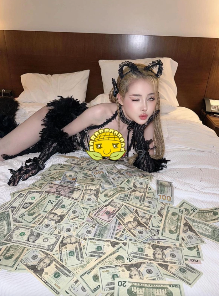 Ngân 98 thường xuyên khoe 'tiền bo' khủng được nhận từ khán giả sau mỗi show diễn. (Ảnh: FBNV).