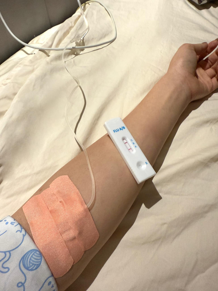 Bạn của Phương Oanh hiểu lầm cô mang thai lần nữa khi nhận được ảnh chụp que test 2 vạch. (Ảnh FBNV)