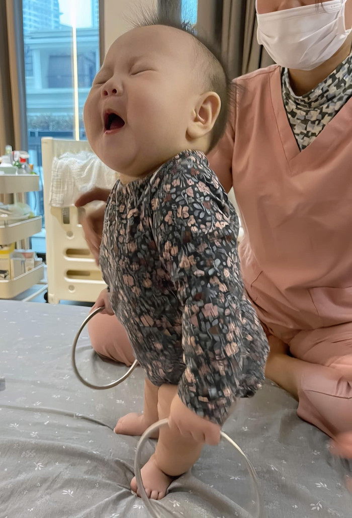 Phương Oanh đăng ảnh con gái với biểu cảm đáng yêu. (Ảnh FBNV)