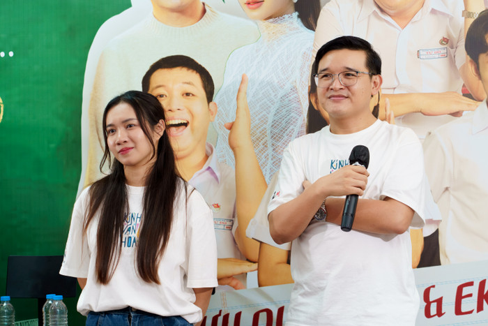 Vợ chồng đạo diễn Võ Thanh Hoà mang Kính Vạn Hoa giới thiệu ở các trường đại học.