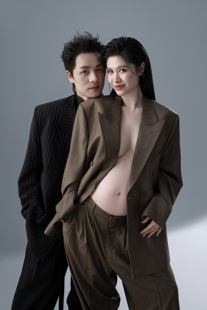 Đăng Khôi và Thuỷ Anh gây ấn tượng khi diện vest. Vợ nam ca sĩ tự tin phô trọn hình thể khi đang ở những tháng cuối của thai kỳ. Ảnh: NVCC