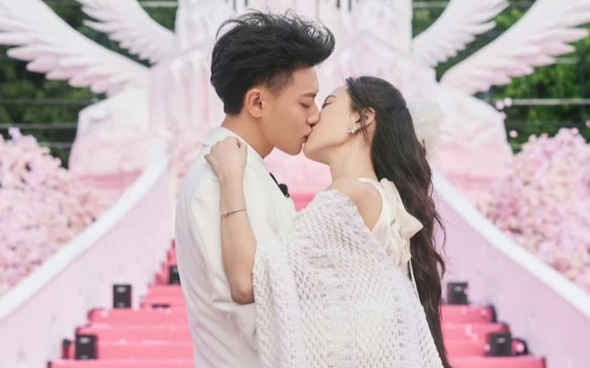 Cặp đôi 'chủ tịch - nàng thơ' nổi tiếng showbiz đăng ký kết hôn, chính thức là vợ chồng hợp pháp Ảnh 2
