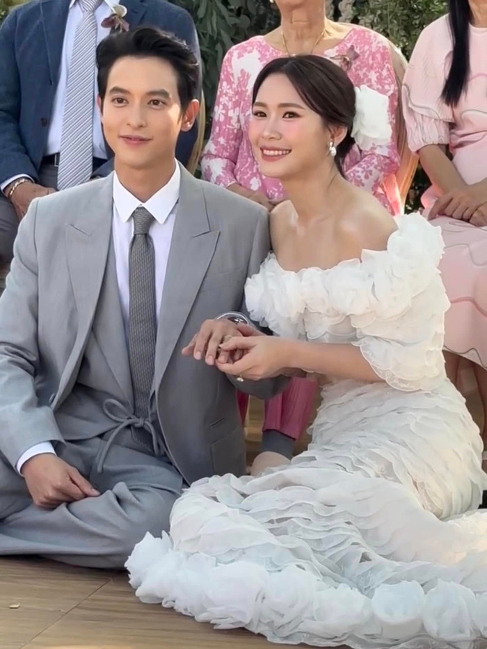 Cặp đôi được nhiều người chúc phúc khi về chung một nhà. 