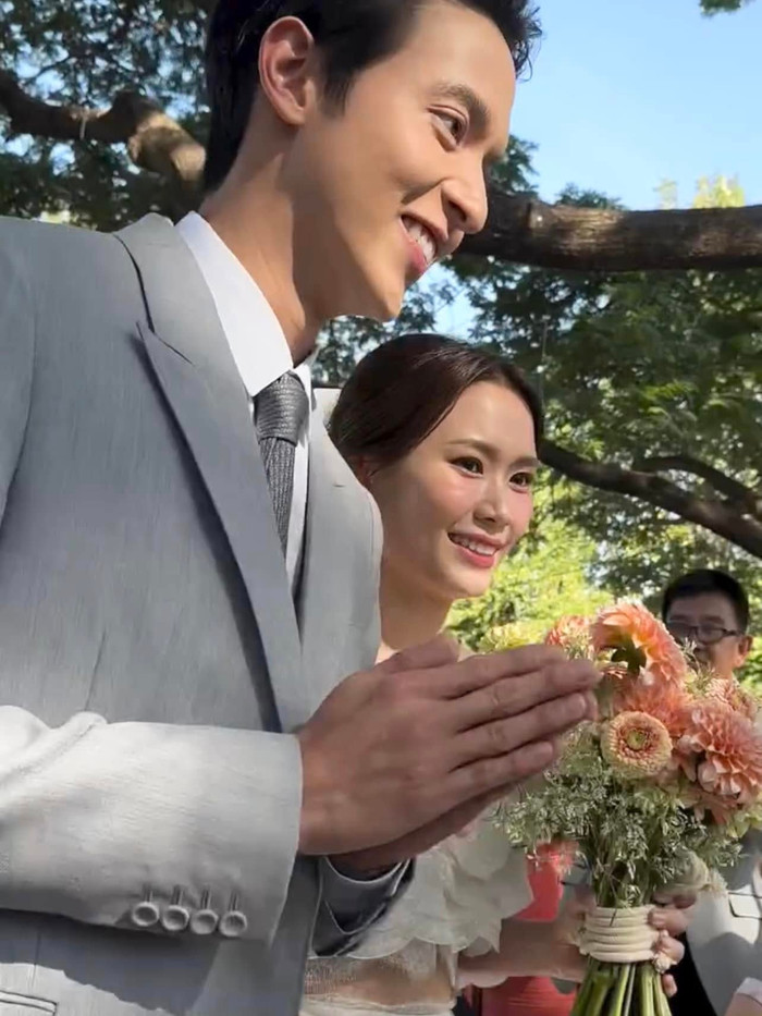 Cặp đôi tổ chức đám cưới tại một khu vườn, được gia đình và bạn bè hai bên góp mặt chúc phúc. 