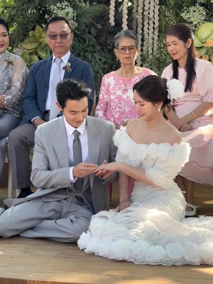 Cô dâu chú rể cùng trao nhẫn cưới, chính thức về chung một nhà sau nhiều năm hẹn hò. 