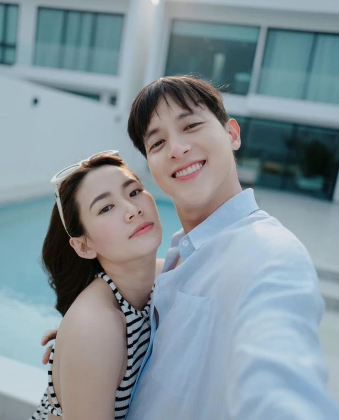 Nam diễn viên hẹn hò với bạn gái lớn hơn 4 tuổi. Cả hai công khai mối quan hệ vào cuối năm 2018. 