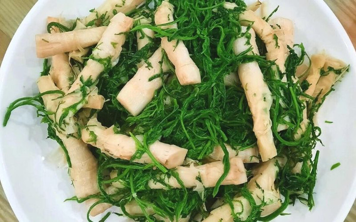Đặc sản rau thối xào măng.