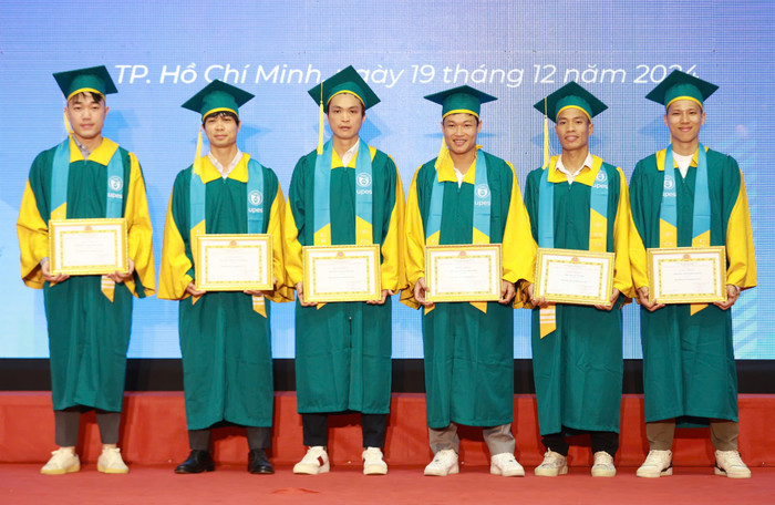 Tiền vệ Lương Xuân Trường đã gửi lời cảm ơn bầu Đức sau khi tốt nghiệp Đại học loại giỏi. Ảnh: Anh Đồng