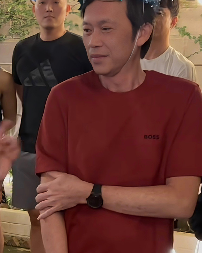 Nghệ sĩ Hoài Linh trong buổi sinh nhật cùng gia đình. Ảnh: Chụp màn hình