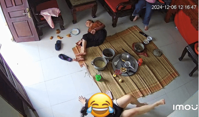 Cụ bà 95 tuổi và 2 cháu gái cười ngả nghiêng trong bữa cơm gia đình. Ảnh: Cắt từ video.