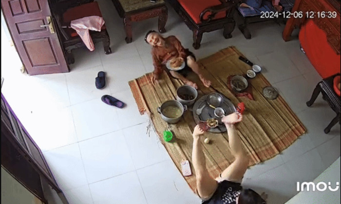 Niềm vui trong bữa cơm gia đình của cụ và 2 cháu của mình. Ảnh: Ảnh: Cắt từ video.