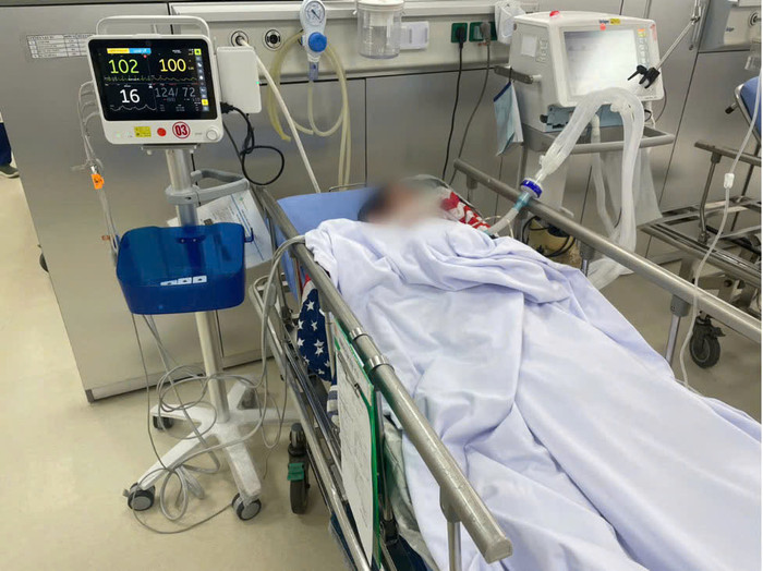 Bệnh nhân Đ.V.Đ sau khi vào khoa cấp cứu đã nhanh chóng được đặt nội khí quản, thở máy