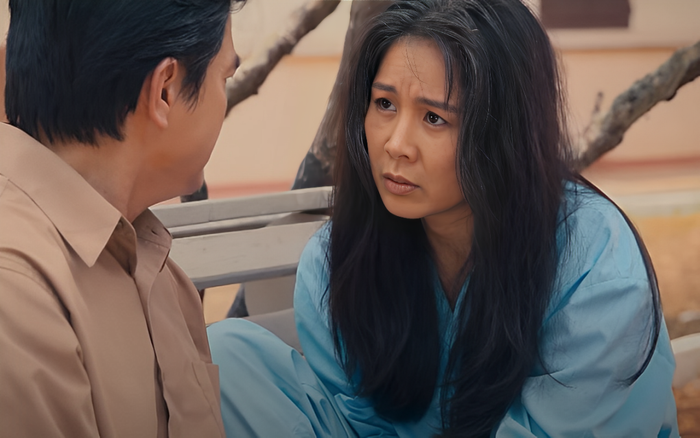 Ông Mạnh vào nhà thương điên thăm bà Tú.