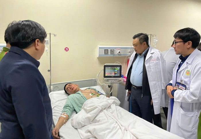 Chủ tịch UBND thành phố Hà Nội Trần Sỹ Thanh thăm hỏi, động viên nạn nhân vụ cháy đang điều trị tại Bệnh viện E 