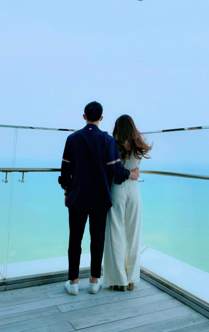 Chồng Midu luôn có thói quen ôm eo, dành cho vợ những hành động đong đầy tình cảm. Ảnh: FBNV