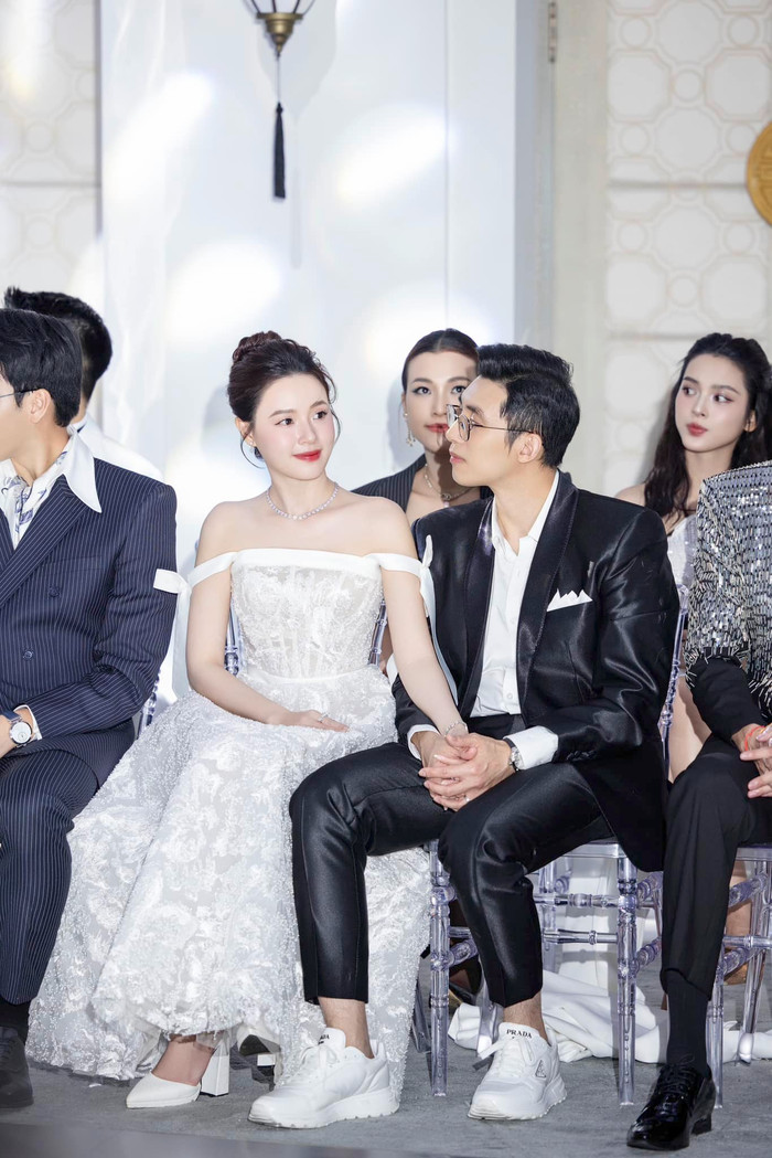 Chồng Midu nắm chặt tay vợ không rời khi đi dự sự kiện cùng nhau. Ảnh: FBNV