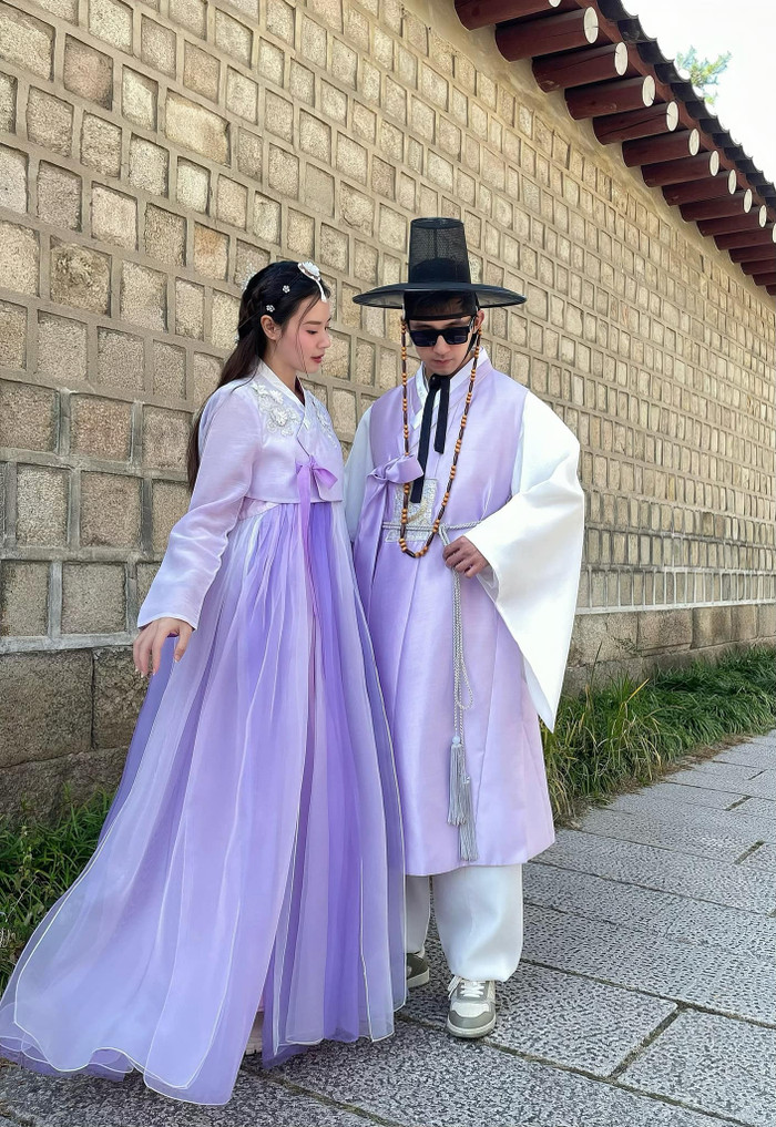 Midu và Minh Đạt diện trang phục truyền thống của người Hàn Quốc khi đi du lịch ở xứ sở kim chi. Ảnh: FBNV