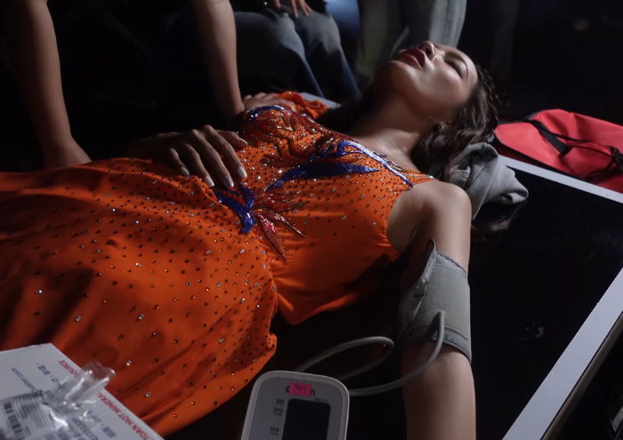 Lê Hoàng Phương không đủ sức di chuyển, nằm ho khan ở hậu trường Bước Nhảy Hoàn Vũ. Ảnh: BTC