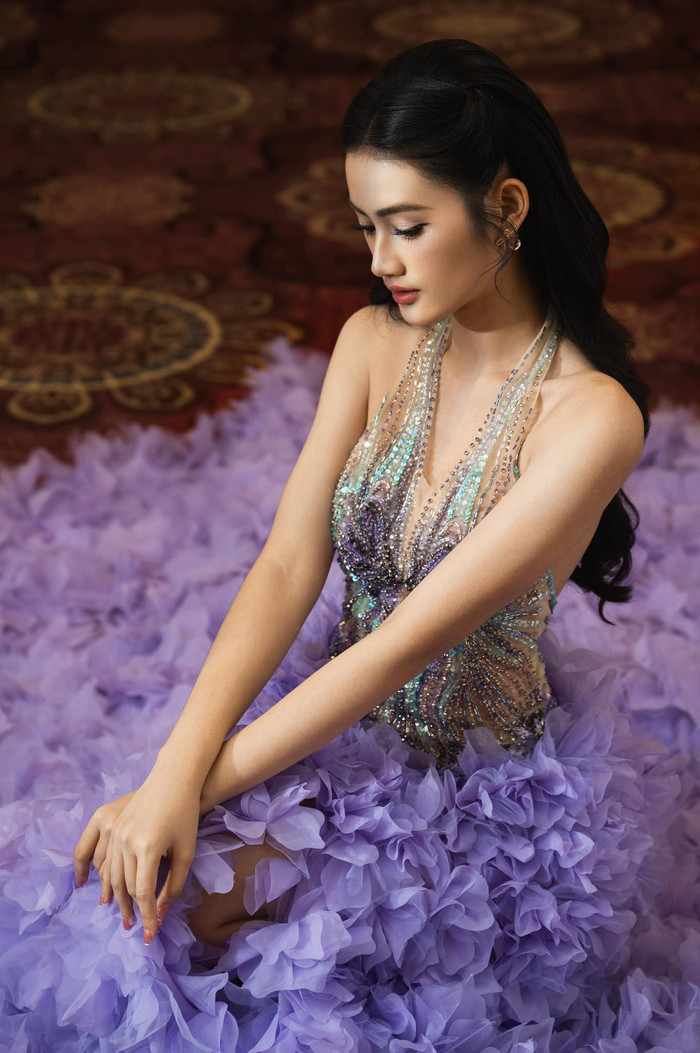 Bộ váy cắt xẻ tinh tế giúp Hoa hậu Ý Nhi khoe được hình thể quyến rũ. Ảnh FBNV